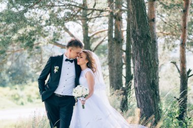 Damat ve gelin bir arada. Düğün çifti.