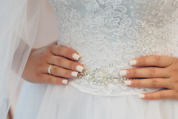 Blízcí přátelé nevěsty pomáhá jí šaty — Stock fotografie