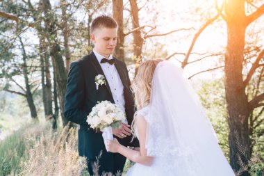 Damat ve gelin bir arada. Düğün çifti.