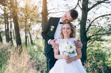 Damat ve gelin bir arada. Düğün çifti.