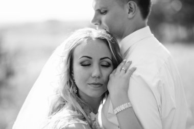 Damat ve gelin bir arada. Düğün çifti.