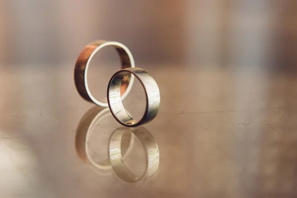 Dos anillos de boda en signo de infinito. Concepto de amor . —  Fotos de Stock