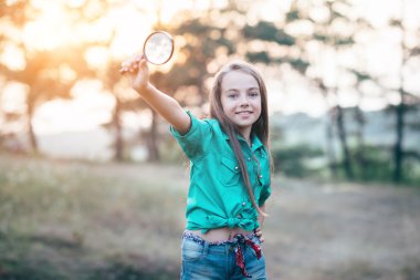 Büyüteç arıyor küçük şirin kız