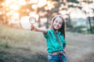 Büyüteç arıyor küçük şirin kız