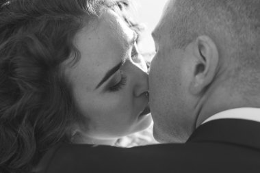 Güzel genç bir çift düğün günlerinde