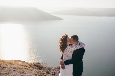 Güzel genç bir çift düğün günlerinde