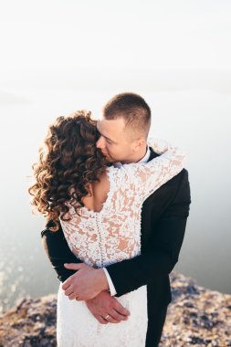 Güzel genç bir çift düğün günlerinde