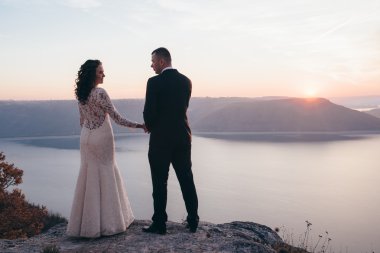 Güzel genç bir çift düğün günlerinde