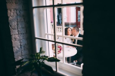 Mutlu gelin ve damat düğün günlerinde