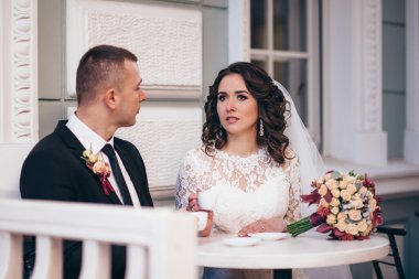 Mutlu gelin ve damat düğün günlerinde