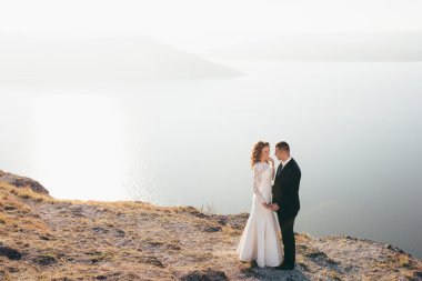 Güzel genç bir çift düğün günlerinde