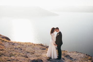 Güzel genç bir çift düğün günlerinde