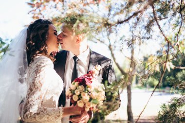 Mutlu gelin ve damat düğün günlerinde