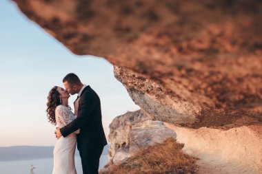 Güzel genç bir çift düğün günlerinde