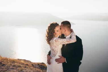 Güzel genç bir çift düğün günlerinde