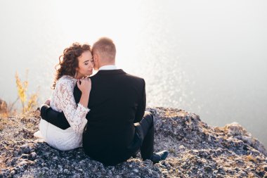 Güzel genç bir çift düğün günlerinde