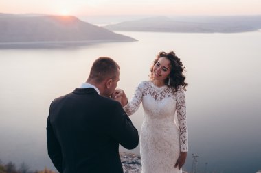 Güzel genç bir çift düğün günlerinde