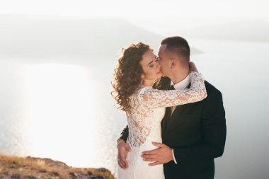 Güzel genç bir çift düğün günlerinde