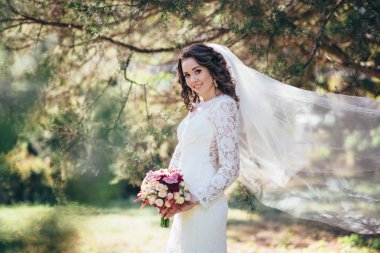 bir ormandaki açık havada güzel gelin.