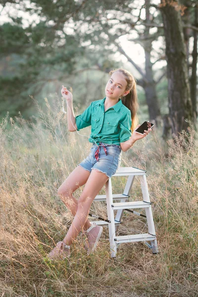 Pequeña linda chica pasa su tiempo libre al aire libre en el bosque . —  Fotos de Stock