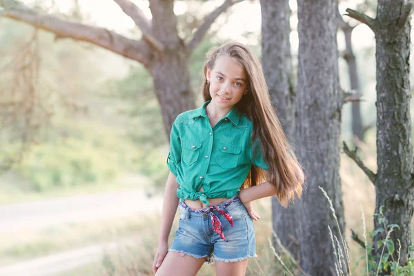 Little cute girl spends his free time outdoors in the woods. — Stock Photo, Image