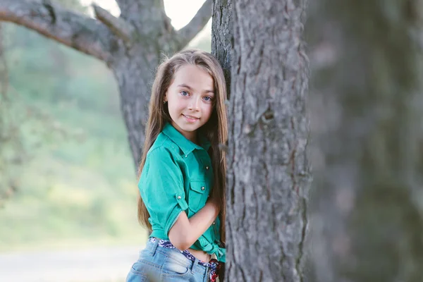 Pequeña linda chica pasa su tiempo libre al aire libre en el bosque . —  Fotos de Stock