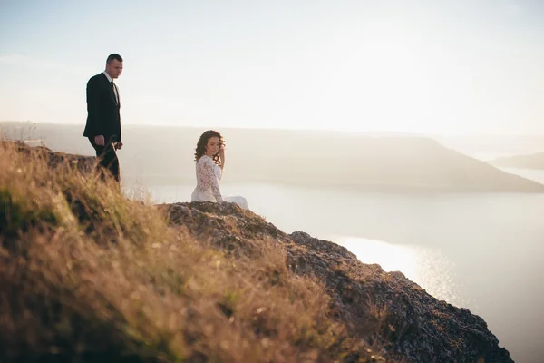 Belo casal jovem em seu dia do casamento — Fotografia de Stock