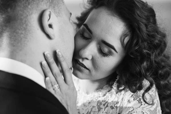 Belo casal jovem em seu dia do casamento — Fotografia de Stock