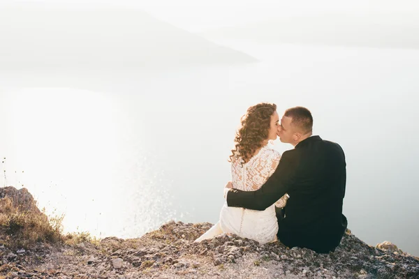 Schönes junges Paar am Hochzeitstag — Stockfoto