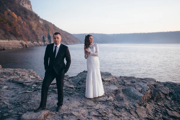 Belo casal jovem em seu dia do casamento — Fotografia de Stock