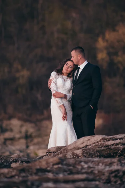 Belo casal jovem em seu dia do casamento — Fotografia de Stock