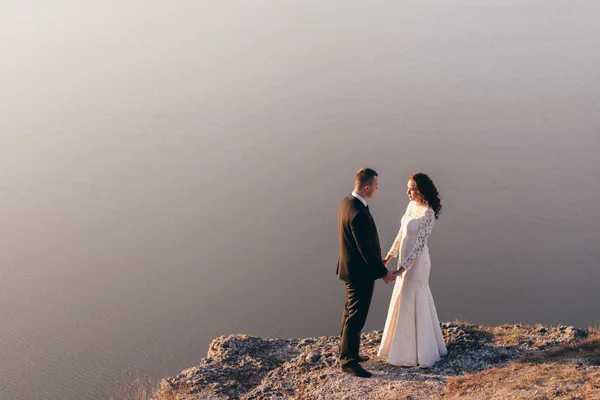 Vackra unga par på deras bröllopsdag — Stockfoto