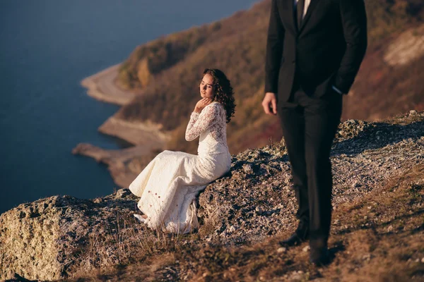 Hermosa pareja joven en el día de su boda — Foto de Stock