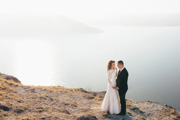 Schönes junges Paar am Hochzeitstag — Stockfoto