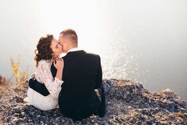 Belo casal jovem em seu dia do casamento — Fotografia de Stock