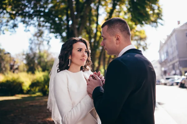 Mutlu gelin ve damat düğün günlerinde