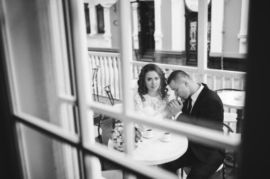 Mutlu gelin ve damat düğün günlerinde