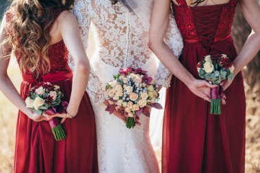 Düğün el gelin ve onun nedime çiçekler. Bayram f