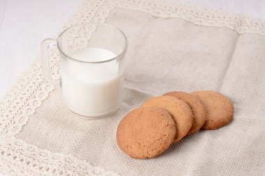 Bir bardak süt bir ahşap hafif b ile ev yapımı zencefilli kurabiye