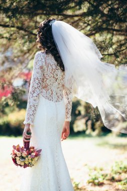 bir ormandaki açık havada güzel gelin.