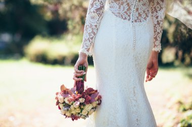 bir ormandaki açık havada güzel gelin.