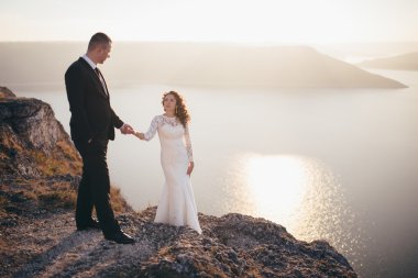 Güzel genç bir çift düğün günlerinde