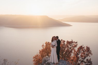 Güzel genç bir çift düğün günlerinde