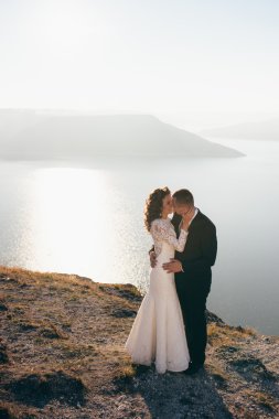 Güzel genç bir çift düğün günlerinde