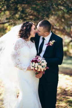 Mutlu gelin ve damat düğün günlerinde