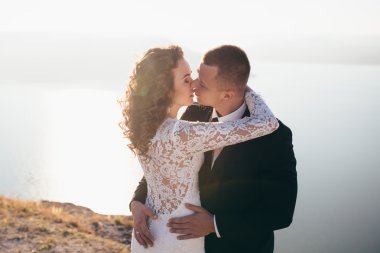 Güzel genç bir çift düğün günlerinde