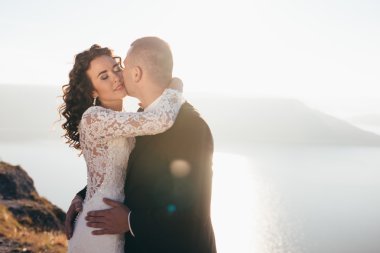 Güzel genç bir çift düğün günlerinde