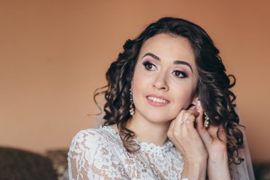 Güzel mutlu gelin düğün br parlak makyaj saç modeli ile