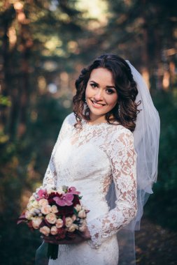 bir ormandaki açık havada güzel gelin.