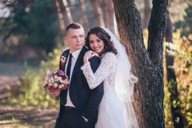 Mutlu gelin ve damat düğün günlerinde